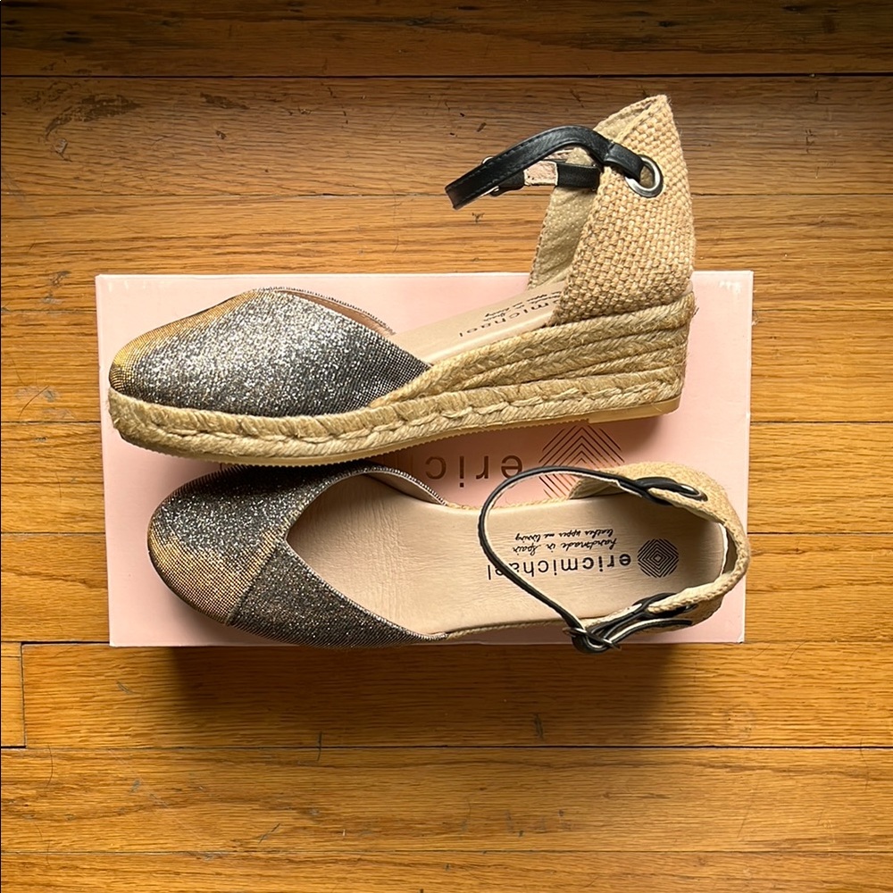 NWOT Eric Michael Copa Metallic Black & Tan Espadrilles Streamlined Design